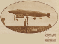 872875 Afbeelding van een zeppelin, vervaardigd door J. Offerman, die als windvaan dienst doet bij zijn woning ...